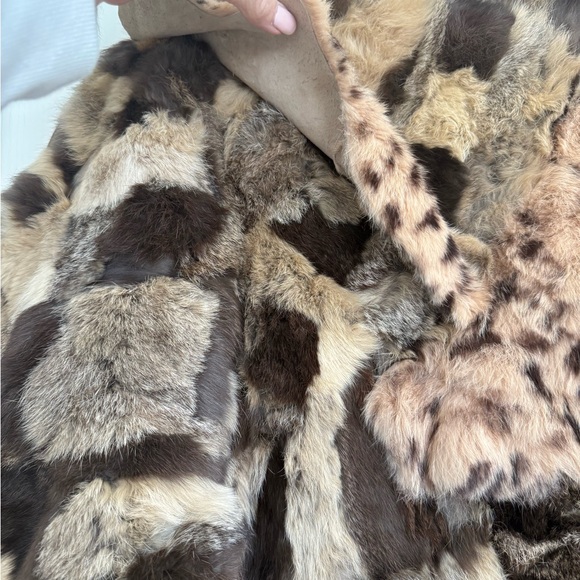 Luxurious Fur Cape in Brown Tones - Picture 4 of 14